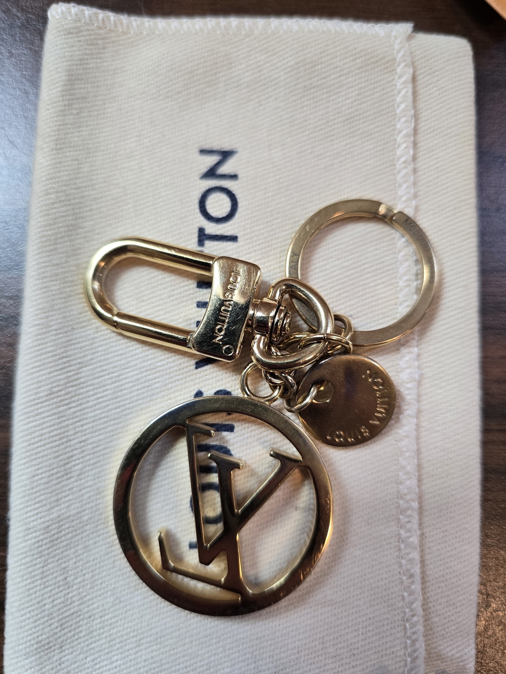 Louis Vuitton Gold-tone LV Circle Key Charm - Picture 2 of 8